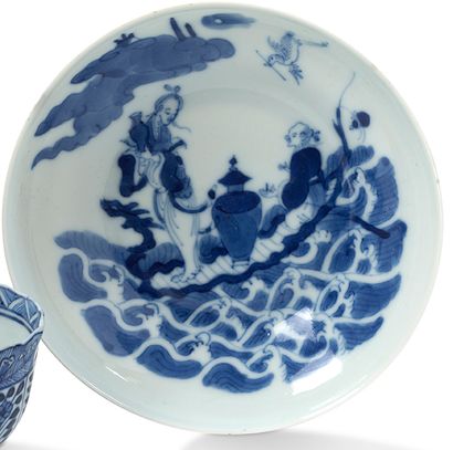 中国，19世纪

青花小瓷碗，装饰有一个女神，手持花瓶，在一个仆人的陪同下在泡沫的波浪上。

底座上有伪装的标记。



D....