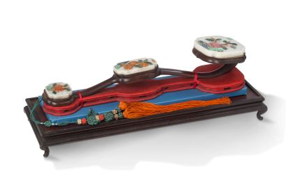 CHINE VERS 1900/1920 


Wooden ruyi sceptre decorated with three jade medallions,...