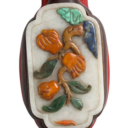CHINE VERS 1900/1920 


木制如意权杖，装饰有三个玉牌，镶嵌有水果和植物，材质为碧玺、青金石、绿松石、玉石、琥珀。带着它的箱子。



长45,4厘米...