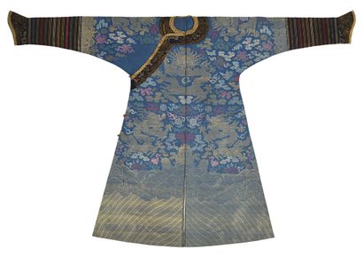 CHINE début XXe siècle 


Blue silk robe embroidered with gold and polychrome threads...