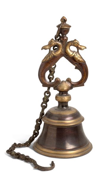 BIRMANIE XIXe SIÈCLE 


带有红褐色铜锈的钟，由两只风格化的鸟托着，悬挂的末端是一个装饰有风格化鸟的钩子。



铃铛高42厘米-悬挂高63厘米...