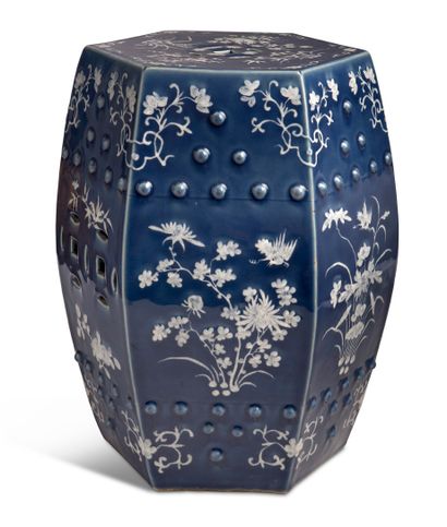 CHINE vers 1900 


Tabouret de jardin en porcelaine et émail bleu saphir, à décor...