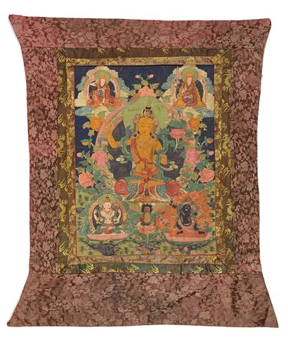 西藏，19世纪

画布上的多色唐卡描绘了文殊菩萨坐在莲花上打坐，右手挥舞着宝剑，左手举起维拉卡-穆德拉，手持莲花茎，莲花上有书。神像上部由两个喇嘛gelugs-pa环绕，下部由Sadaksari-avalokiteshvara和Vajra-pani环绕。镶嵌和边框为大马士革丝绸。



视线尺寸：61...