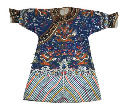 CHINE PÉRIODE GUANGXU, DÉBUT XXE SIÈCLE 


Blue silk dress embroidered with polychrome...