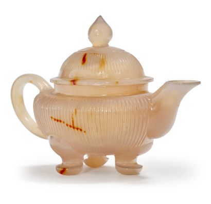 CHINE vers 1900 


A small beige agate tripod teapot with a bevelled body and lid,...