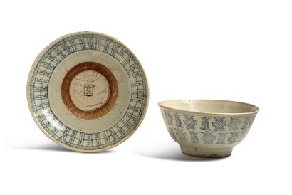 CHINE PÉRIODE MING, XVIIE SIÈCLE 


Lot comprenant un plat et une coupe en porcelaine,...