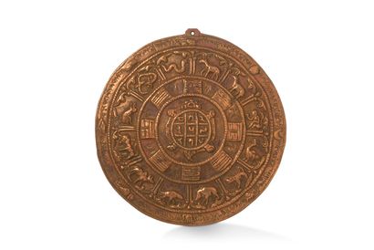 西藏，20世纪

一套6个压花铜板，装饰有佛教场景（曼陀罗、法轮）。



D....
