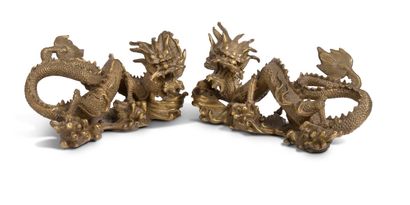 CHINE VERS 1920 


A pair of gilt bronze sculptures representing two powerful dragons...