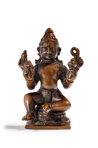 null 印度，19世纪

表现毗湿奴神坐着的小铜像，他的四只手拿着他的各种属性：车轮、海螺、莲花和棍子。



H.9厘米



RC：状况良好。