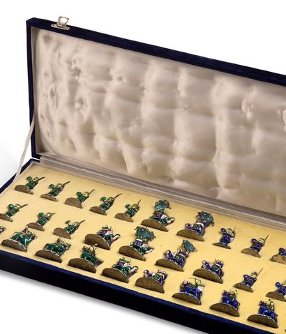 INDE DÉBUT XXE SIÈCLE 


Box containing thirty-two chessmen figures in green and...