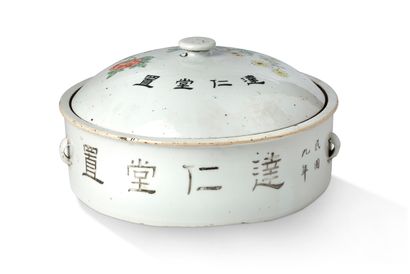 null Chine, fin XIXe siècle

Bouillon couvert en porcelaine et émaux polychromes...
