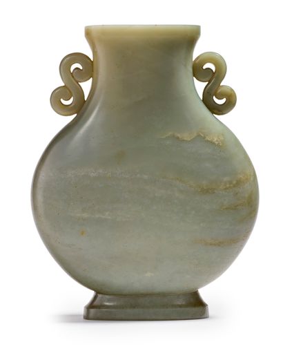 Chine XIXe siècle 


Exceptionnel vase Hu aplati sur piédouche en jade céladon naturellement...