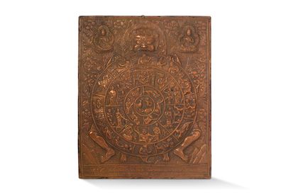 null 西藏，20世纪

一套6个压花铜板，装饰有佛教场景（曼陀罗、法轮）。



D. 15厘米

尺寸：25 x 20 cm

尺寸：35 x 28,5 cm

尺寸：35...