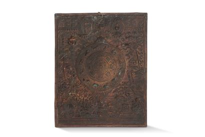 null 西藏，20世纪

一套6个压花铜板，装饰有佛教场景（曼陀罗、法轮）。



D. 15厘米

尺寸：25 x 20 cm

尺寸：35 x 28,5 cm

尺寸：35...