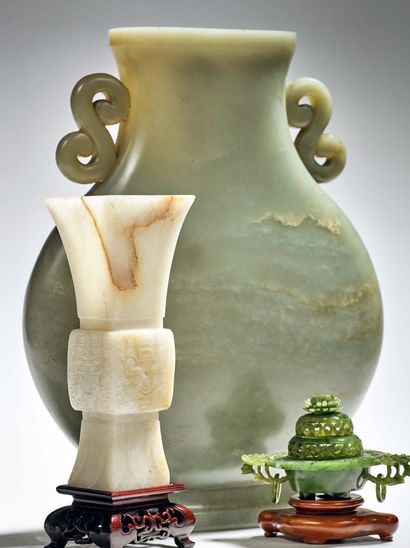 Chine XIXe siècle 


杰出的平底胡族花瓶，基座为自然注入的青瓷玉，让人联想到梦之石。两个扭曲的把手装饰着脖子。



H.28.5厘米 

...
