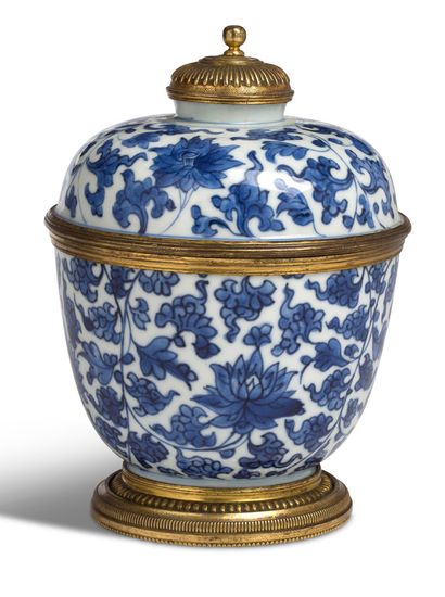 CHINE XVIIIe siècle 


Covered pot in blue-white porcelain decorated with blooming...
