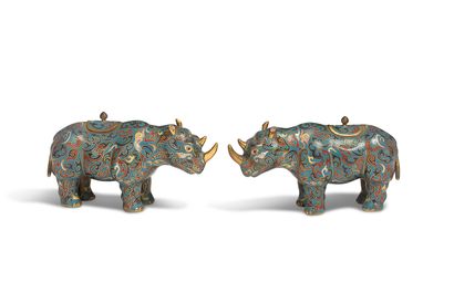 中国，20世纪下半叶

一对景泰蓝犀牛组成的有盖香炉。



尺寸：11 x 20,8...
