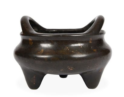 CHINE PÉRIODE QING 


A tripod bronze incense burner with a brown patina, lightly...