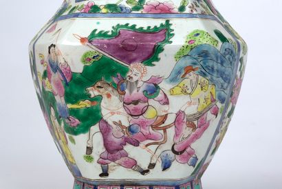 null 中国，20世纪

多彩珐琅彩瓷卷轴花瓶，装饰着一只鸟和盛开的花朵。书法诗句附近有小印章。

底座上有伪装的标记。



H.29 cm - D. 12,3...