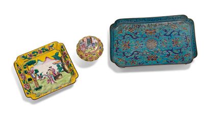 Chine XIXe siècle 


Lot comprising two small trays and a floriform box in Canton...