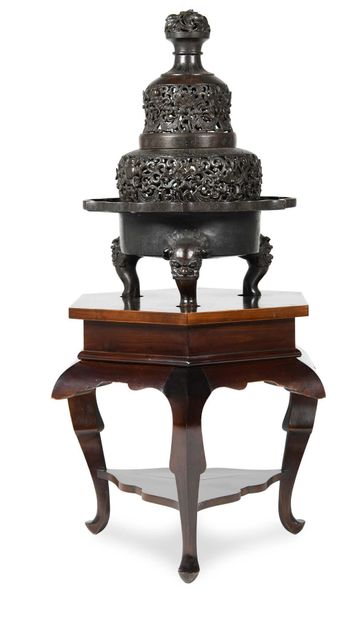 CHINE Début XIXe siècle 


Large covered tripod incense burner, in brown patina bronze,...