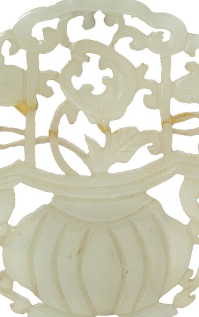 Chine XIXe siècle 


白色青瓷玉坠，镂空设计为盛开的花束，造型别致。



D. 5,5 cm (有胶水和小型修复物的痕迹) 



中国 ...
