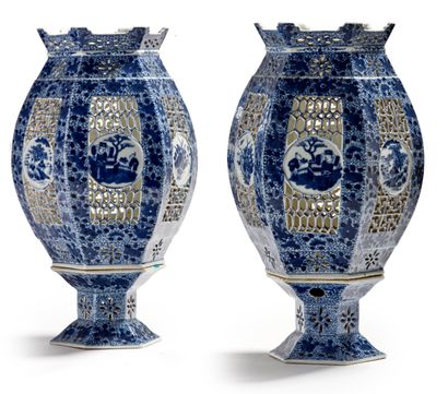 Chine XIXe siècle 


Paire de lanternes en deux parties, en porcelaine bleu-blanc...