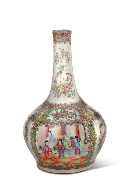 中国，广州，19世纪

瓷器和Famille Rose珐琅瓶，宽体和长颈，装饰有...