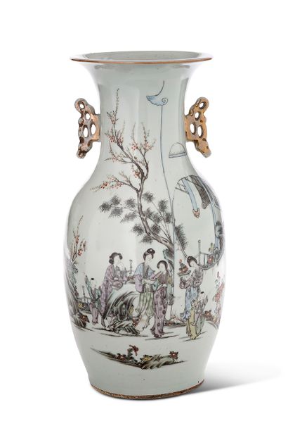 null Chine, fin XIXe siècle

Paire de vases balustres en porcelaine et émaux polychromes...