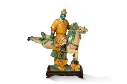 null 中国，明朝时期（1368-1644），17世纪

两块绿色、赭色、黄色和蓝色的釉面陶瓷脊瓦，代表两个骑手，马匹在奔跑。



尺寸：36.5 x 34.5厘米

尺寸：36,5...