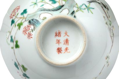 null 中国，20世纪下半叶

一对瓷器和珐琅彩花纹碗，饰有

喜鹊在盛开的梅花上。伪命题光绪。



D. 12,8 cm - H. 7 cm