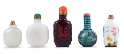 CHINE vers 1900 


一套五件玻璃和玻璃套瓶，装饰有涉猎者和可移动的物品，一件是红色的狮子，两件是白色的仿玉石。



H.4.8至6.9厘米（其中一个有轻微的变形...