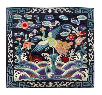 CHINE PERIODE GUANGXU 


两排刺绣的丝麻曼陀罗，多色装饰的两只仙鹤，在云彩、蝙蝠、灵芝之上的发泡波和珊瑚枝中。



尺寸：27×29厘米和27×28.4厘米...
