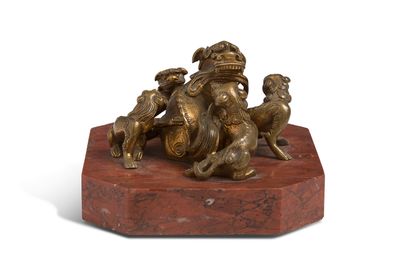 null Chine, vers 1900

Groupe en bronze patine médaille représentnt un lion bouddhique...