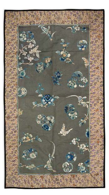CHINE DÉBUT - MILIEU XXE SIÈCLE 


Set of three silk panels, one with a cream background,...