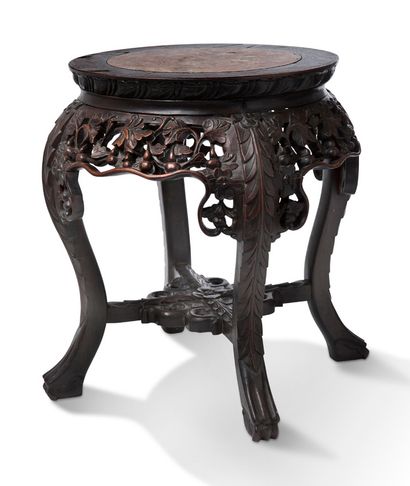 CHINE XXe siècle 


A large ironwood sellette with openwork and carved five-petal...