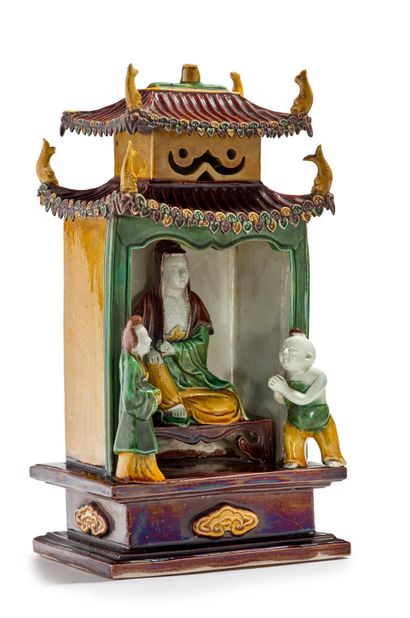 CHINE XVIIIe siècle 


三色釉三彩陶瓷组，形式为寺庙，里面有观音菩萨坐像，外面有一个小孩和一个崇拜者。仆人在外面。



H.29厘米（小件缺失



证据



莫里斯-梅特林克伯爵的收藏--1911年诺贝尔奖...