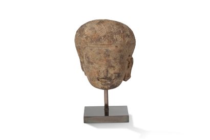 null Cambodia, 20th century

Sandstone head in the Ankhor style.



H. 11 cm

(Misses...