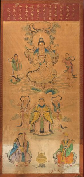 CHINE XXe siècle 


纸上大画，赭石背景的多色画，表现两个神灵围着一个冒烟的香炉，周围是崇拜者、仆人和圣人，顶部是红底方框内的书法诗句。



尺寸：142...