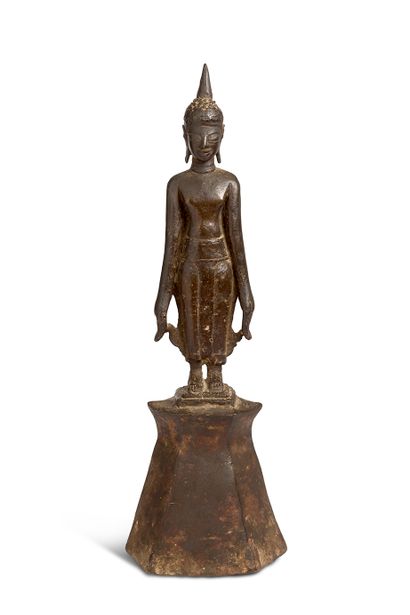 老挝，18-19世纪

带有棕色铜锈的青铜雕像，表现了梯形底座上的一尊立佛。



H.36,6...