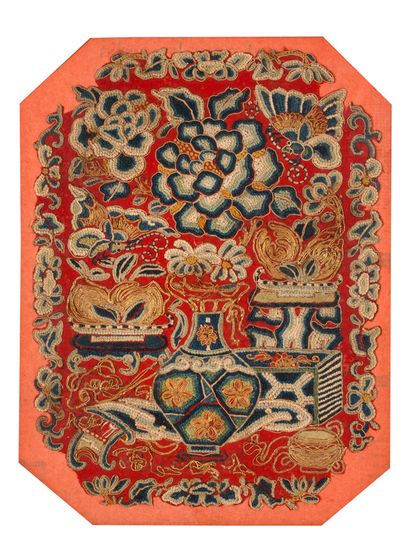 CHINE DÉBUT - MILIEU XXE SIÈCLE 


Set of three silk panels, one with a cream background,...