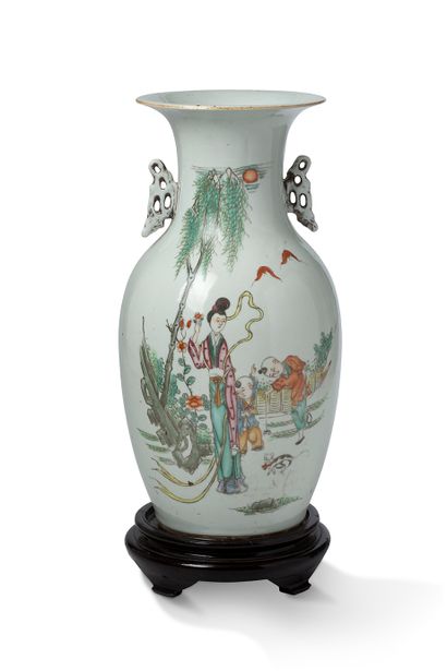 null Chine, XXe siècle

Paire de vases en porcelaine émaillée polychrome à décor...