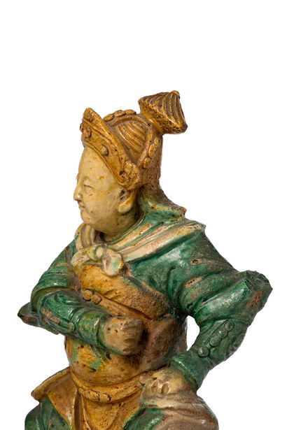 null 中国，明朝时期（1368-1644），17世纪

绿色和赭石釉的陶瓷屋脊帽，代表一个战士。



H.37厘米

(缺少他手中的武器，小的缺失和碎片)



RC...