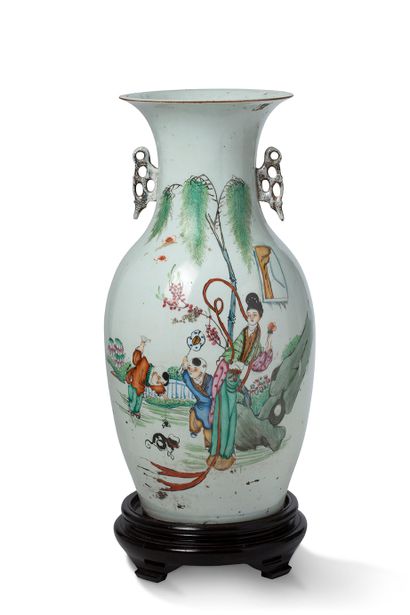 null 中国，20世纪

一对多色珐琅彩瓷瓶，一面饰有书法，另一面饰有一个女人被两个孩子围在花园里，在一只猫上面玩蜘蛛。



H.42厘米 - 43厘米

...
