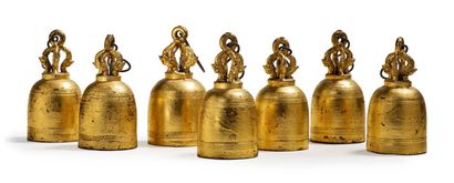 BIRMANIE XIXe SIÈCLE 


一套七个金漆铜铃，每个都是四个龙头的形状。



H.10.5至11.5厘米 



缅甸 十九世纪

铜漆金龙...