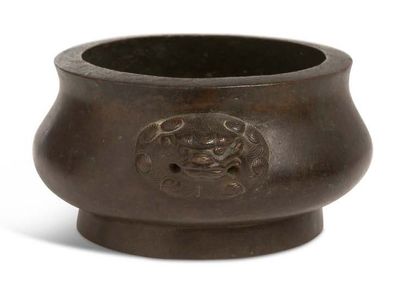 Chine XIXe siècle 


Brûle-parfum de forme circulaire en bronze de patine brun rouge,...