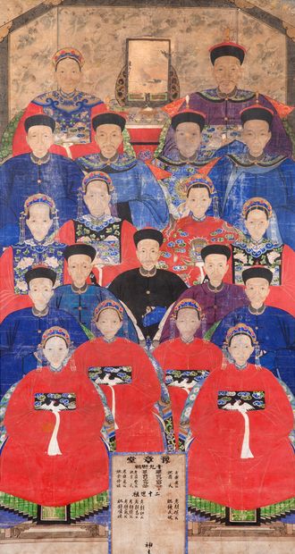 CHINE fin de la période Qing 


重要的纸本水墨画，表现的是站在供桌前的满清权贵家族的祖先肖像。



尺寸：144 x 79.5...