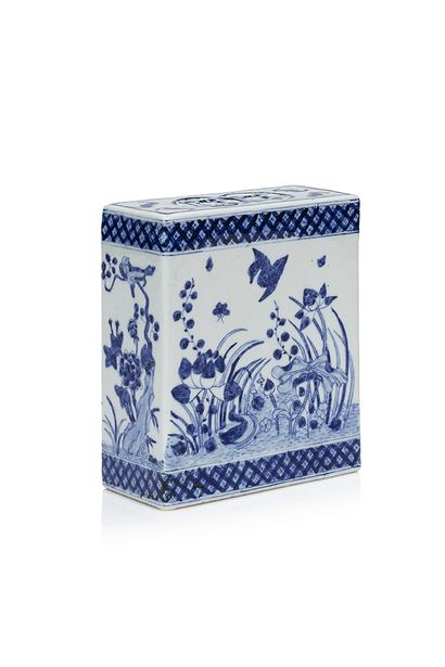 null Chine, vers 1900

Oreiller en porcelaine bleu et blanc, à décor d'oiseaux, chauves-souris...