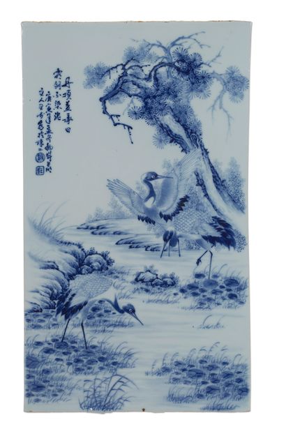 null Chine, XXe siècle

Plaque verticale en porcelaine bleu-blanc, représentant trois...