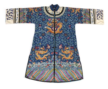 CHINE début XXe siècle Robe ouvrant par le milieu, en soie bleue brodée aux fils...